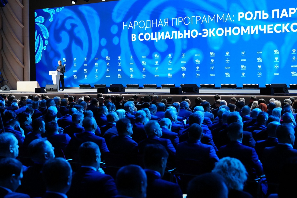 Дмитрий Медведев поручил создать правовую основу для защиты муниципальных служащих